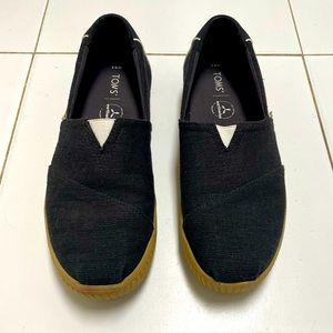 Like new TOMS 8.5 in black - cupsole